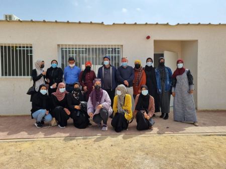 المشاركون في الدورة التحضيرية للحياة بمبادرة الجمعية للتطوع ينفذون أعمال ترميم وتنظيف في مدارس واحة الصحراء